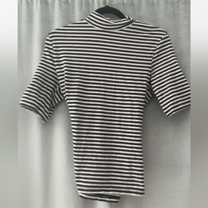 Black and white striped 3/4 sleeve top